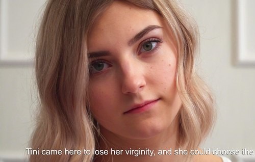 Девушке на русском кастинге пробивают её целую письку очень нежно и осторожно.