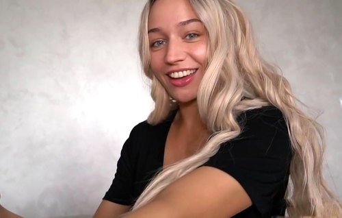 Домашняя запись с сексуальной блондинкой, как берёт в рот и садится голой кисой на парня.