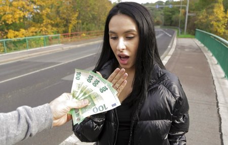 Красивая русская брюнетка в попу в лесу не дала, разве что в помещении.