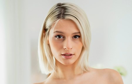 Красивая блондинка наслаждается работой пениса её белокурого молодого человека.