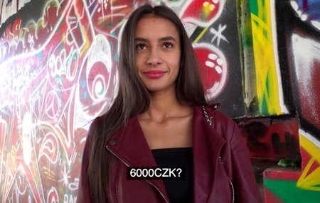 Брюня с шикарными сисями селфилась под мостом и так легко подняла пачку денег.