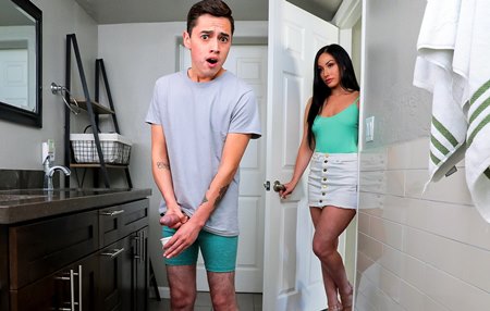 Мачеха принуждает парня пойти наполнить стаканчик спермой и сама трахает его.