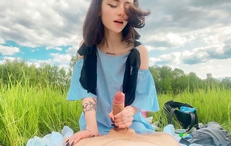 Секс на пикнике с молодой, сисястой девушкой видом от первого лица.