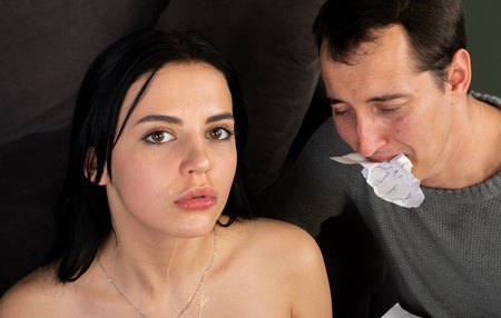 После очередного безуспешного собеседования, уставшая жить без денег девушка поета отдается певрому кто даст хотя бы несколько рублей.