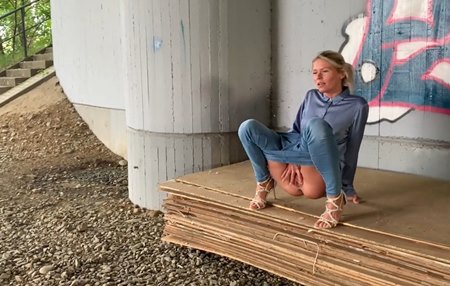 Парень тоже спустился по писать под мостом и находит там похотливую, писающую в штаны от удовольствия, блондинку.