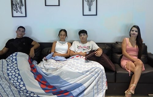 Испанец выебал свою молоденькую подругу и уступил место маминому трахеру.