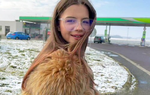 Модельный скаут убедил русскую цыпочку прокатиться с ним на машине и на его большой балде.